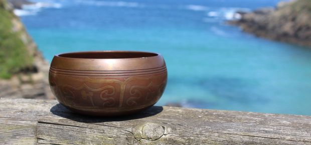 Pratiquer les massages chinois : MASSAGE SONORE AUX BOLS TIBÉTAINS