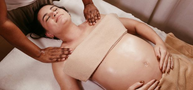 MASSAGE FEMME ENCEINTE / POST NATAL SELON L’AYURVEDA